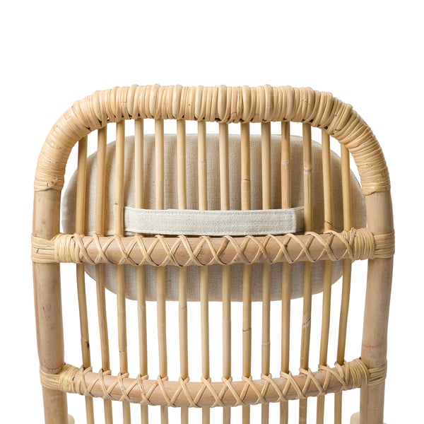 Ein SALNÖ Korbsessel mit Kissen. Der Stuhl aus natürlichem Rattan bietet stabilen Halt, während das Kissen für zusätzlichen Komfort sorgt. Geeignet für den Innenbereich.