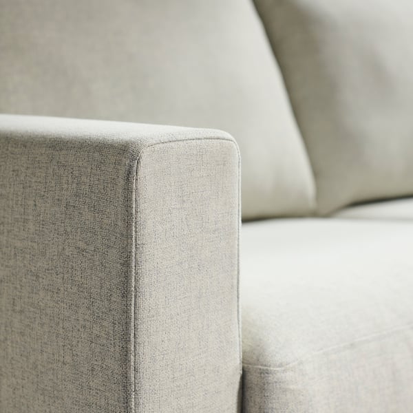 Nahaufnahme eines modernen, gut gestalteten Sofas mit plüschigen, strukturierten Polsterungen und sauberen Linien.