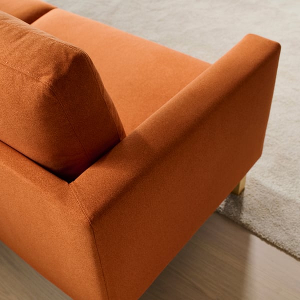 Modernes, gebranntes Orange Sofa mit hochwertiger Polsterung und sauberen Linien.