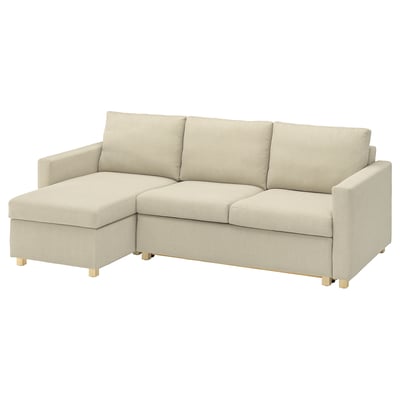 Modernes, l-förmiges Sofa in Beige mit klaren Linien und gepolsterten Sitzen auf Holzbeinen.