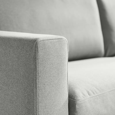 Nahaufnahme eines weichen, gepolsterten Sofas mit sauberen Linien und stützenden Kissen.