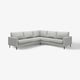 Das SALTSJÖBADEN, modernes, hellgraues L-förmiges Sofa, klare Linien und stützende Kissen, ideal für zeitgenössische Wohnräume.