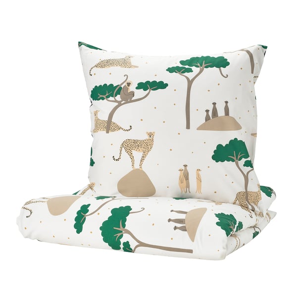 Ein weißes Kissen mit einem verspielten Safari-Design. Es gibt Geparden, Bäume und Erdmännchen in Grün und Braun. Das Kissen ist quadratisch mit einem Reißverschluss.