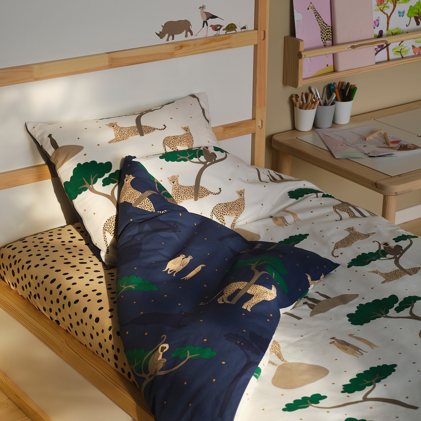 SANDLÖPARE Bettdeckenset auf Etagenbett, Kinderbettwäsche mit Gepardenmotiv mit Kissen, Laken und Accessoires.
