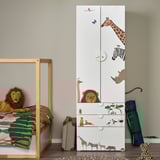 Kinderzimmer mit Safari-Dekor: Giraffen- und Zebra-Aufkleber, Löwenplüsch auf Holzbett.