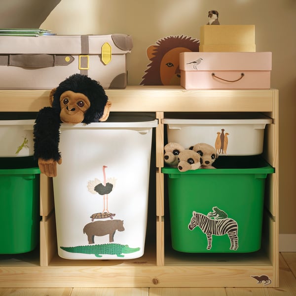 Buntes Kinderregal mit Mülleimern und Aufklebern: Schachteln & Statuen, Affenbehälter, Zebra- und Giraffenbehälter.