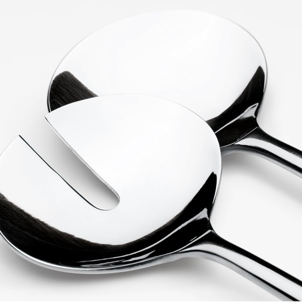 Salatbesteck aus Edelstahl mit schlankem, poliertem Design.