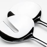 Salatbesteck aus Edelstahl mit schlankem, poliertem Design.