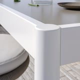 Moderne Tischecke für den Außenbereich, weißes Metallic-Design mit schlanken Kanten.