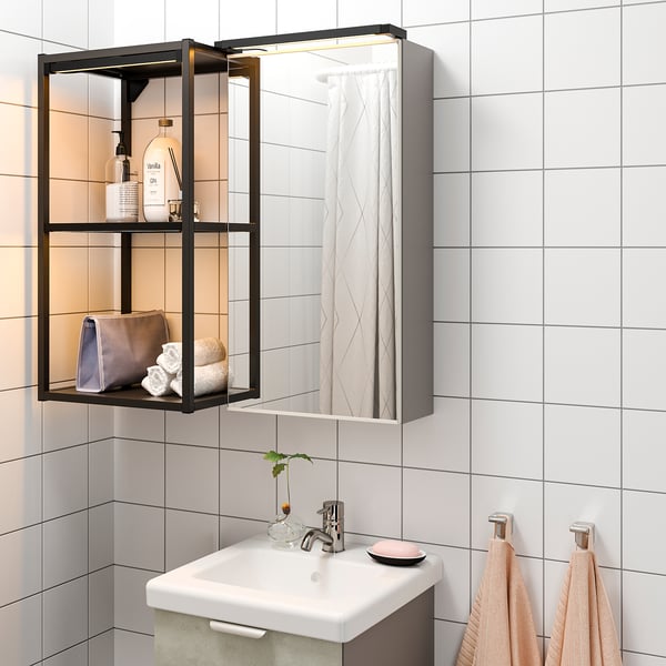 Modernes Badezimmer mit offenem Schrank mit Toilettenartikeln, Handtüchern und LED-Beleuchtung.