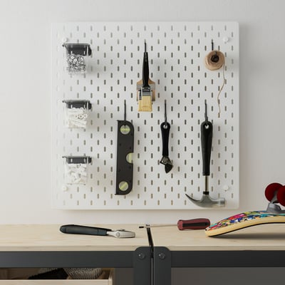 Weiße SKÅDIS Stecktafel mit Werkzeugen und Behältern an der Wand.
