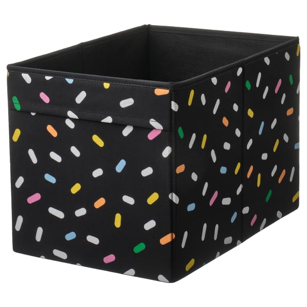 Eine schwarze SKÅJARE Aufbewahrungsbox mit bunten, unregelmäßigen Formen. Quadratisch, aus recyceltem Polyester.