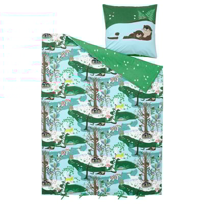 Buntes Kinderbettwäsche-Set zum Thema Wald: blaues Kissen mit verspieltem Otter-Print, passende grün gemusterte Decke. Hergestellt aus weicher Baumwolle und Viskose.
