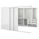 Option: SKYTTA weißer Kleiderschrank mit Spiegeltüren. Aluminiumrahmen umschließen Organizer-Regale, Schubladen und Kleiderbügel. Minimalistisch, modern.