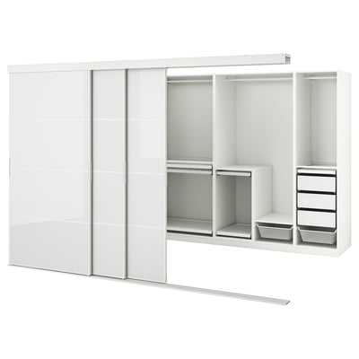 SKYTTA weißer Kleiderschrank mit Spiegeltüren. Aluminiumrahmen umschließen Organizer-Regale, Schubladen und Kleiderbügel. Minimalistisch, modern.