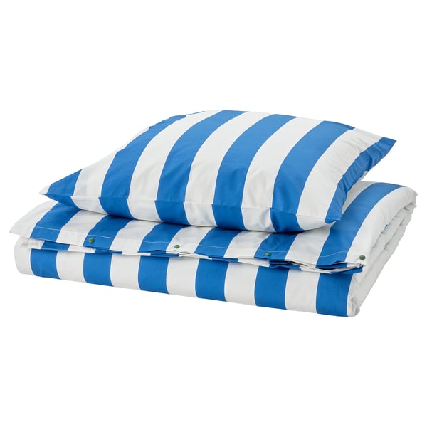 Blau-weiß gestreifte Bettwäsche, gefaltet. Knackiger Baumwoll-Mix mit modernem Streifen-Design.