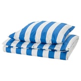 Blau-weiß gestreifte Bettwäsche, gefaltet. Knackiger Baumwoll-Mix mit modernem Streifen-Design.