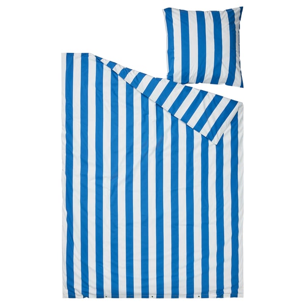 Ein gestreiftes blau-weißes Bettwäsche-Set mit einem Bettbezug und Kissenbezügen aus Baumwolle und Viskose.
