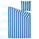 Ein gestreiftes blau-weißes Bettwäsche-Set mit einem Bettbezug und Kissenbezügen aus Baumwolle und Viskose.