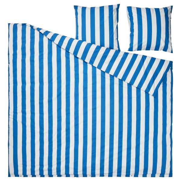 Blau-weiß gestreiftes Bettwäsche-Set, einschließlich Bettbezug und Kissenbezügen, mit Perkalgewebe für Strapazierfähigkeit und Komfort, flach ausgelegt.