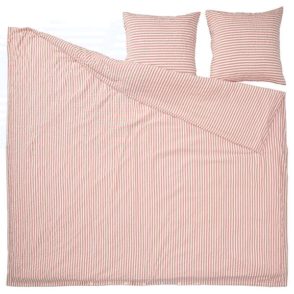 Ein rot-weiß gestreiftes Bettwäsche-Set mit Bettbezug und zwei Kissenbezügen. Das Set ist ein Seersucker-Stoffdesign und besteht aus Baumwolle und Viskose.