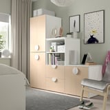 Ein heller SMÅSTAD-Kleiderschrank im Schlafzimmer mit viel Stauraum unter einem Fenster.