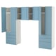 Ein hellblau-weißer SMÅSTAD-Schrank mit offenen Türen und Schubladen in modernem Design und Soft-Close-Scharnieren.