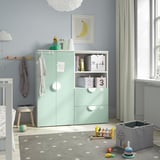 Kinderzimmer mit mintgrünem SMÅSTAD-Kleiderschrank und Kinderbett