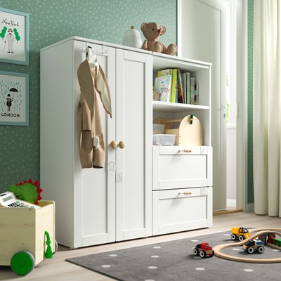 Weißer SMÅSTAD Kinderschrank mit Regalen und Schubladen.