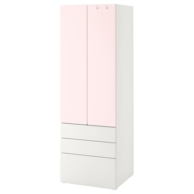 Ein SMÅSTAD-Kleiderschrank, weiß mit rosa Türen, schlankem Design und Staufächern, einschließlich Schubladen und Regalen.