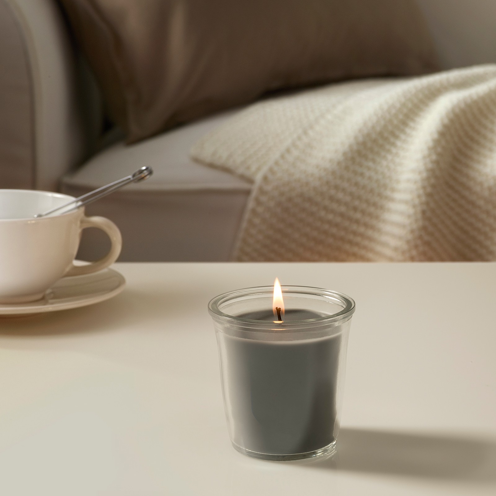 SMÅTREVLIG Duftkerze im Glas, Wohlbefinden/grau - IKEA Deutschland