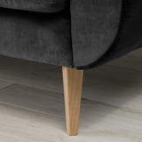 Nahaufnahme eines modernen grauen Sofabeins, schlankes Holzfinish, stilvolles Design.