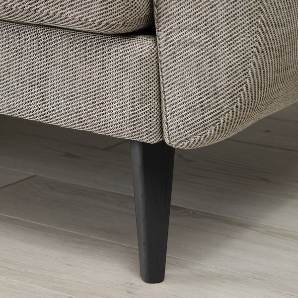 Sofa mit robusten Holzbeinen, weich gepolsterter Sitzfläche, stilvoller Polsterung.