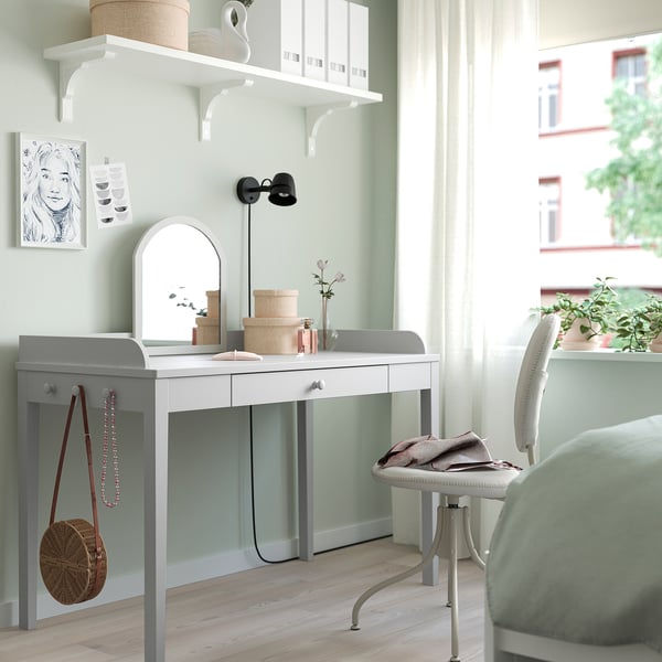 SMYGA-Schreibtisch mit Spiegel, Schublade und Kabelauslässen. Grauer Hocker und Weidentasche. Schlankes, praktisches Design.