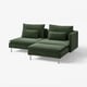 Dunkelgrünes, modernes L-förmiges Sofa mit Metallbeinen, weichen Kissen und minimalistischem Design. Ideal für gemütliche Entspannung.