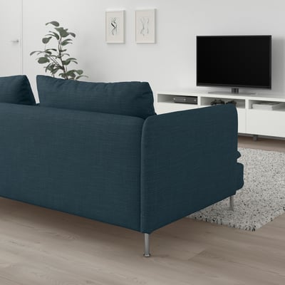 SÖDERHAMN Sofa: dunkelblau, tiefe Sitze, hohe Beine. Passt gut neben einen großen Fernseher und eine Pflanze in einem modernen Wohnzimmer.