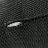 Nahaufnahme eines Reißverschlusses auf einem strukturierten schwarzen Sofa, das hochwertigen Stoff zeigt.