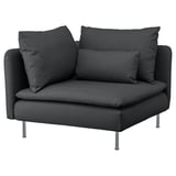 Schwarzes modernes Sofa, SÖDERHAMN. Tiefe Sitze, lose Kissen, hohe Beine. Baumwolle, Polyesterbezug. Luftiges, stilvolles Design.