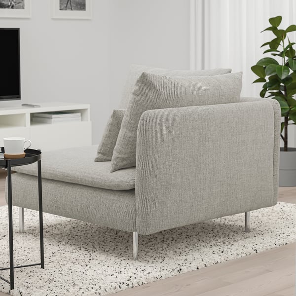 Ein modernes graues SÖDERHAMN Sofa mit Beistelltisch. Das Sofa hat lose Kissen für mehr Komfort und auf dem Tisch steht eine weiße Tasse.