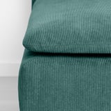 Gefaltetes blaugrünes Cordtextil, glatt und knitterfrei, mit weichen, gleichmäßigen vertikalen Rillen.