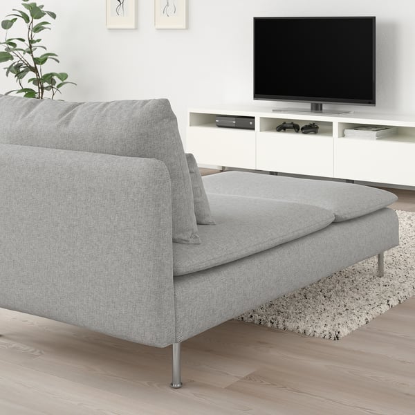 Modernes Wohnzimmer mit grauer Chaiselongue und TV.