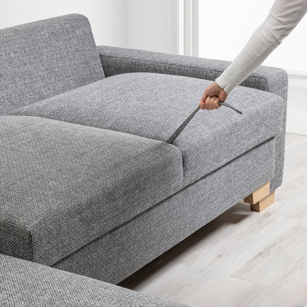 Die Person öffnet die Sofaablage unter dem Sitz. Einfaches, modernes Sofa mit extra viel Platz für Gegenstände.
