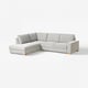 Hellgraues Ecksofa, L-förmig, modernes Design mit quadratischen Kissen und Holzbeinen.