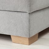 Modernes Sofa mit hellgrauem Stoff und Holzbeinen. Komfortables, minimalistisches Design.
