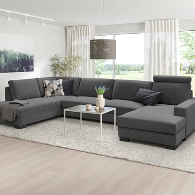 Modernes graues SÖRVALLEN-Sektionssofa, groß, mit Kissen, Couchtisch, Pflanze und Fensterblick.