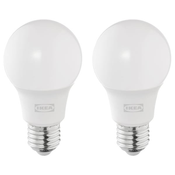 Zwei runde weiße Ikea-LED-Glühbirnen mit kaltweißem Licht, die nebeneinander stehen.