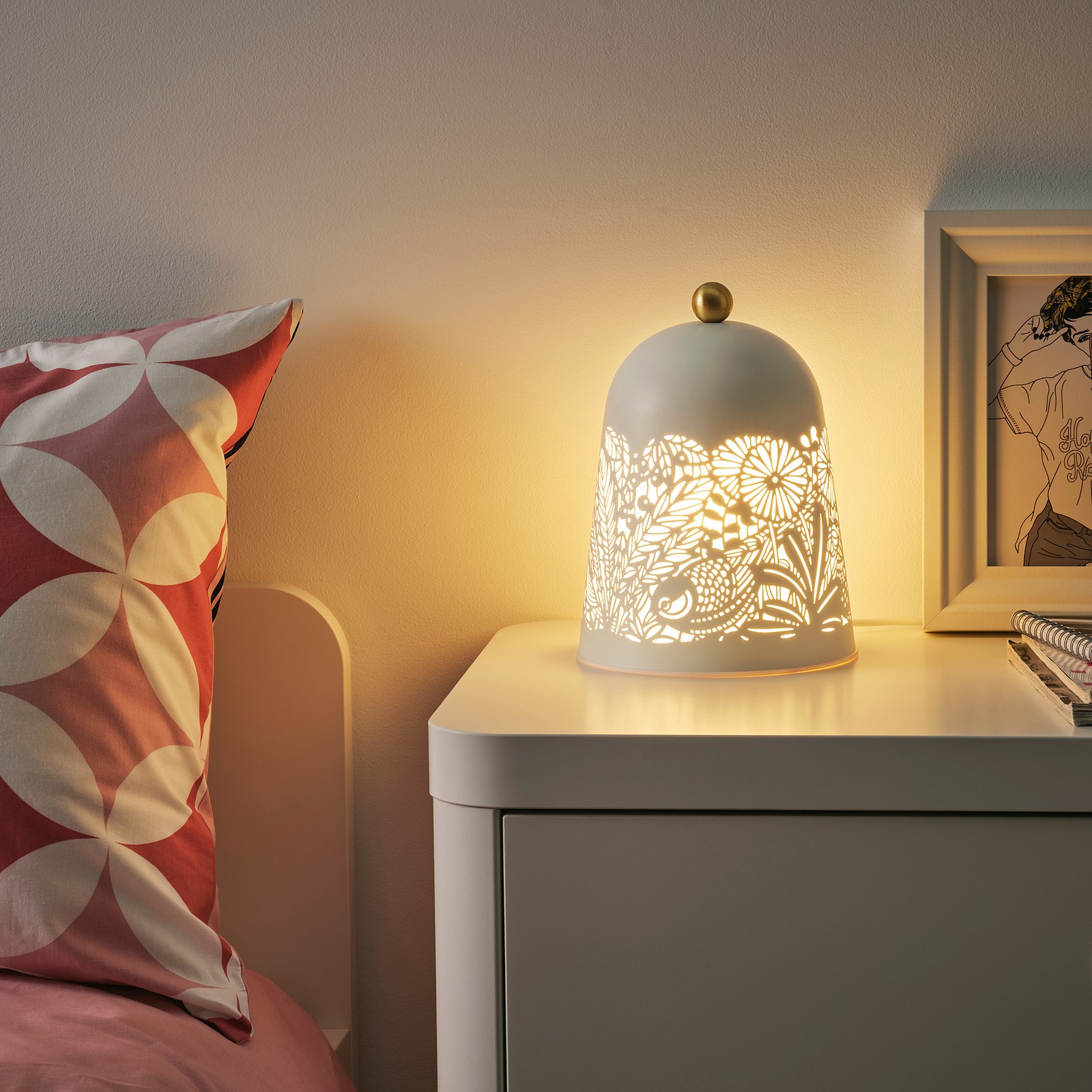 SOLSKUR Tischleuchte, LED, weiß/messingfarben IKEA