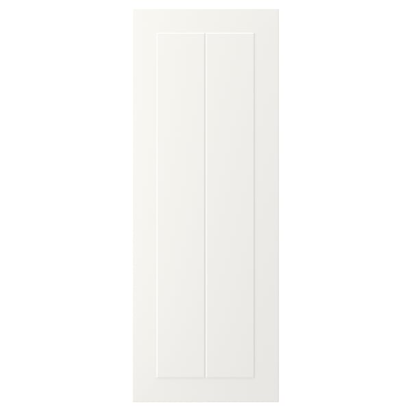 Eine weiße STENSUND-Schranktür. Es hat ein gerahmtes, gerilltes Paneeldesign. Hergestellt aus Faserplatten, lackiert und feuchtigkeitsbeständig.