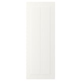 Eine weiße STENSUND-Schranktür. Es hat ein gerahmtes, gerilltes Paneeldesign. Hergestellt aus Faserplatten, lackiert und feuchtigkeitsbeständig.