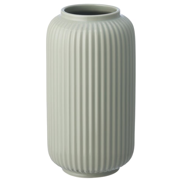 Eine Vase STILREN in Hellgrün mit geripptem Design, gefertigt aus Feinsteinzeug.